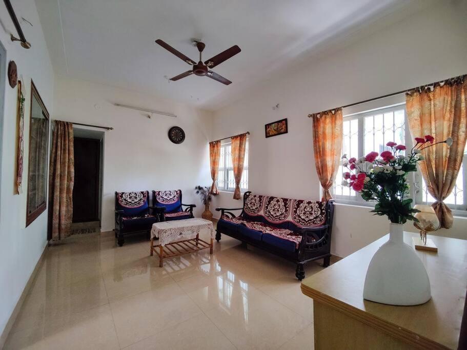 Comfy 2-Bedroom House In Sanjaynagar, Bengaluru Extérieur photo