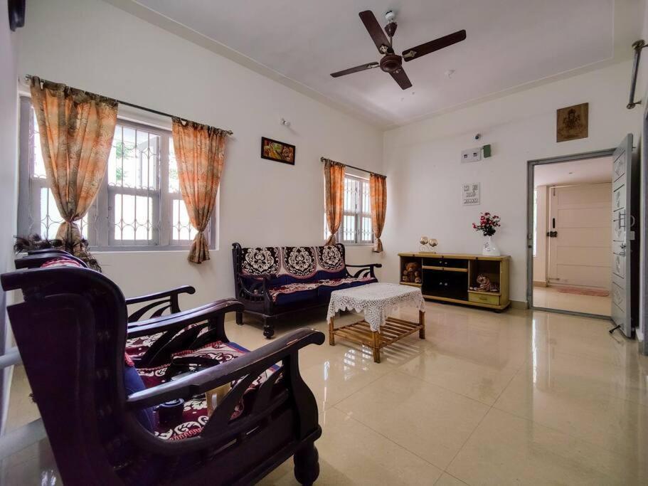 Comfy 2-Bedroom House In Sanjaynagar, Bengaluru Extérieur photo