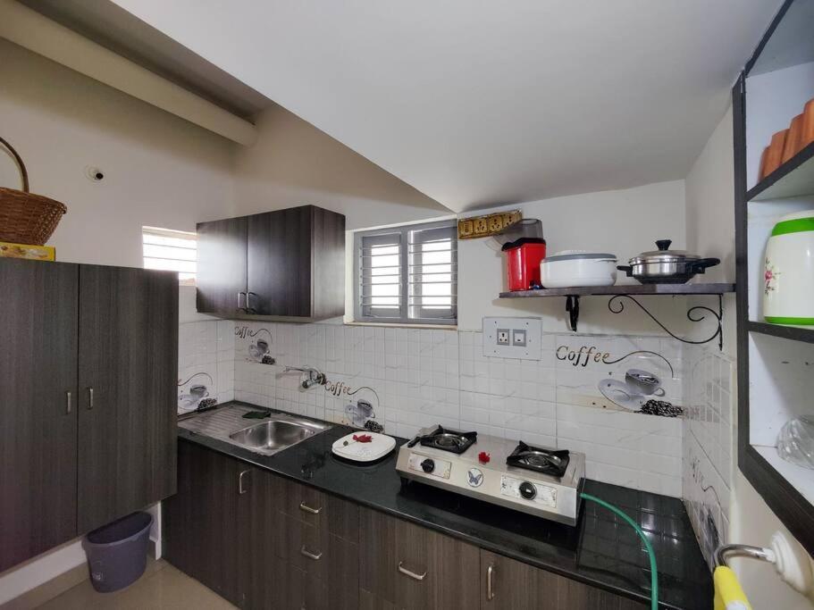 Comfy 2-Bedroom House In Sanjaynagar, Bengaluru Extérieur photo